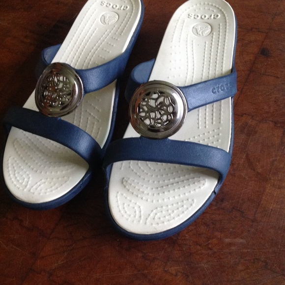 crocs women's sanrah circle sandal